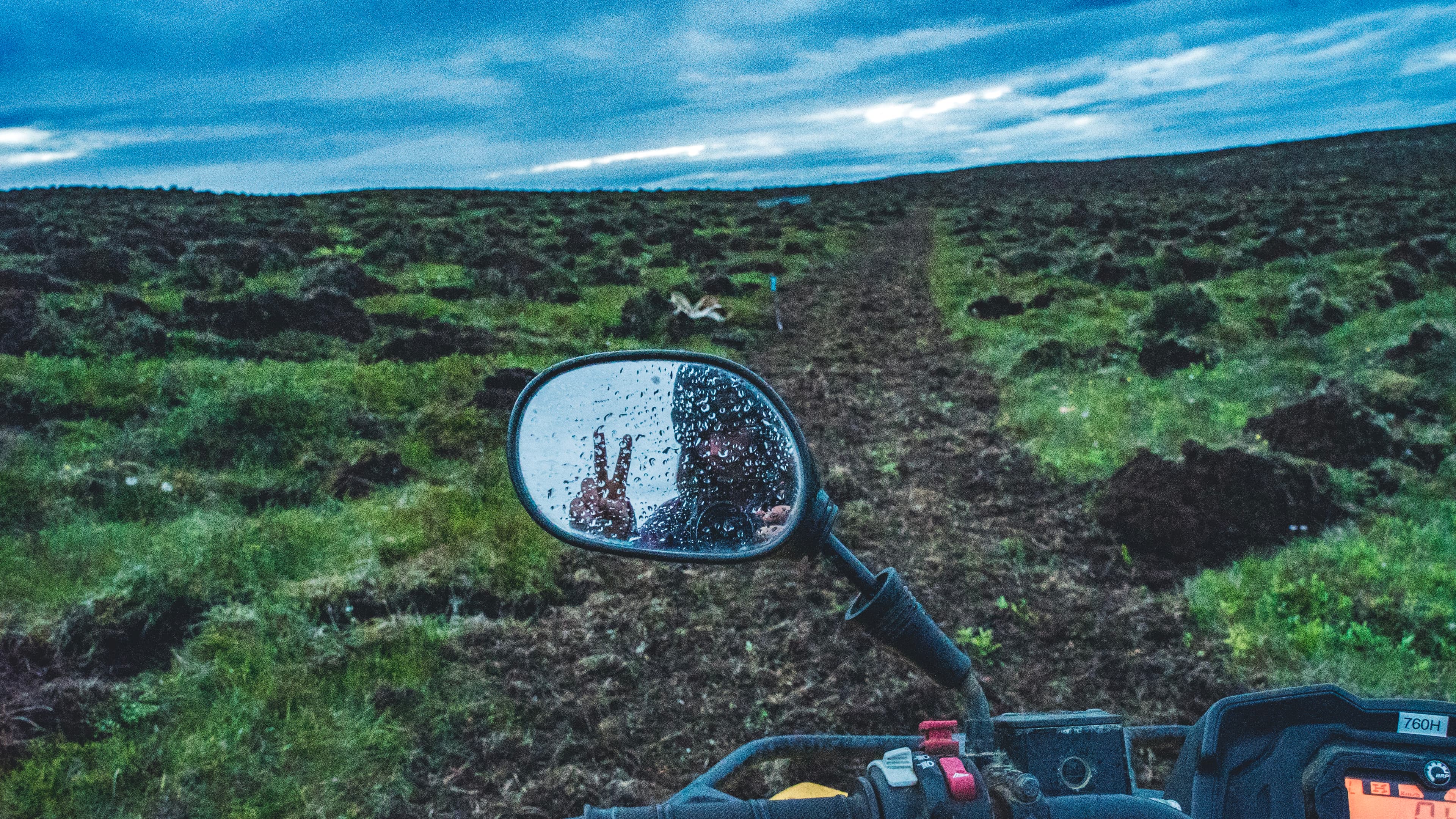 Horft yfir jarðunnið land af fjórhjóli